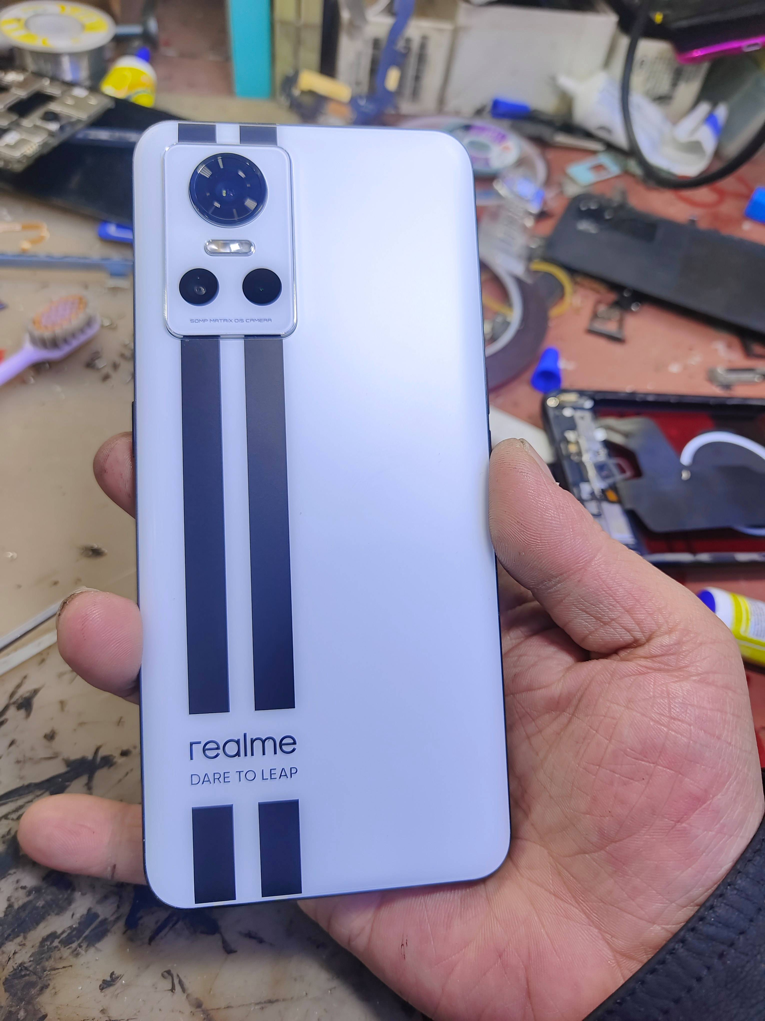 后壳是玻璃的手机安卓版(玻璃后壳的手机容易摔坏吗)